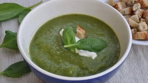 zupa w głębokim talerzu