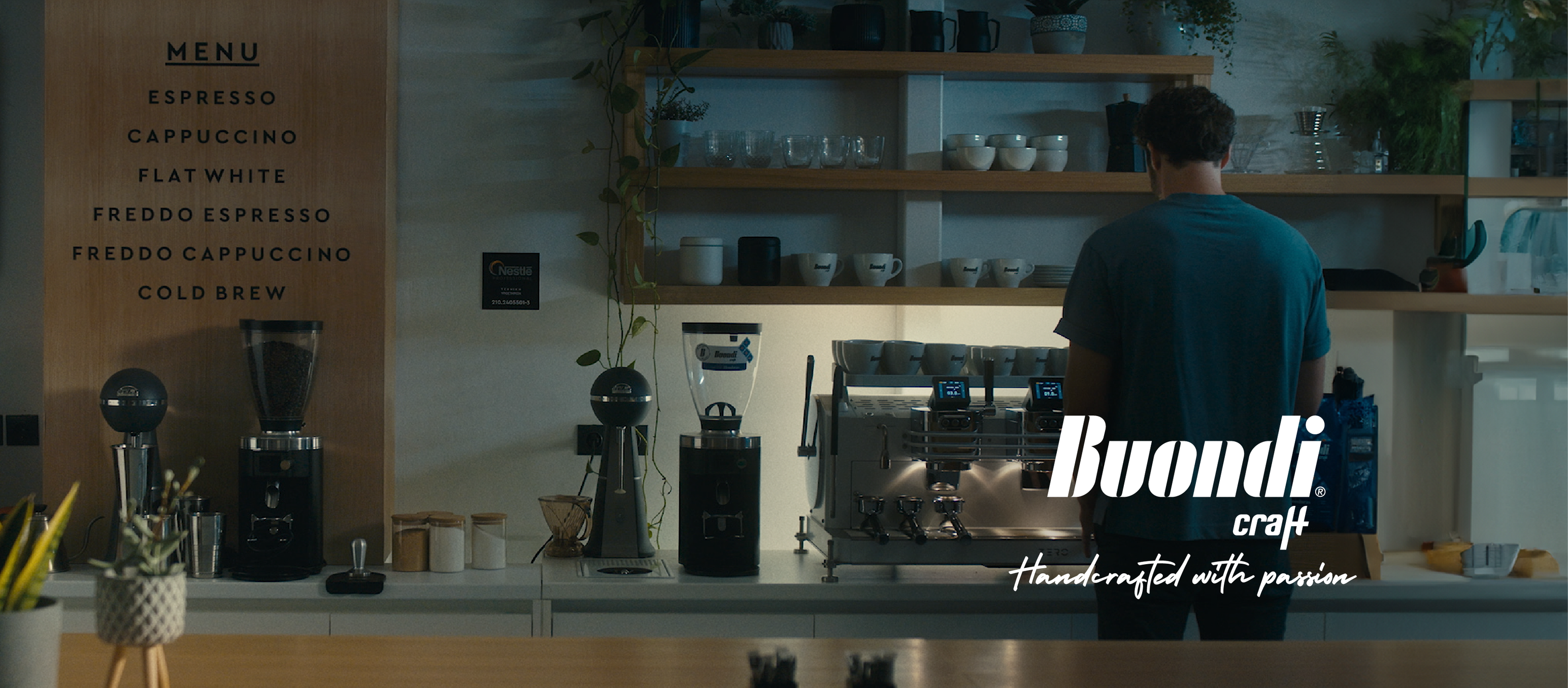 Barista przygotowujący kawę marki Buondi Craft