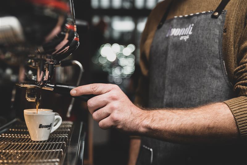 Barista przygotowujący kawę marki Buondi Craft