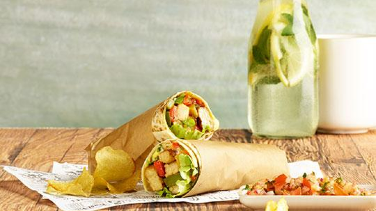 Tortilla Wrap z grillowanymi filetami wegetariańskimi, świeżymi warzywami i salsą z pomidora