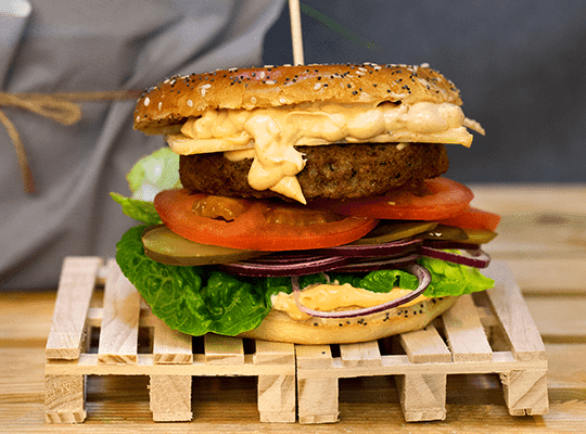 Burger DELUXE z serem cheddar i warzywami