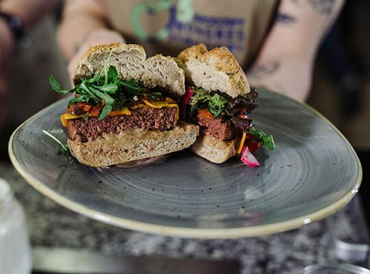 Burger z majonezem z fermentowanym czarnym czosnkiem i grillowanym pomidorem