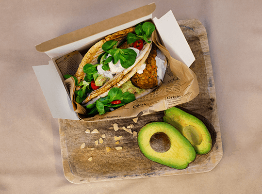 Burger z soczewicy i marchwi, guacamole oraz sosem czosnkowym