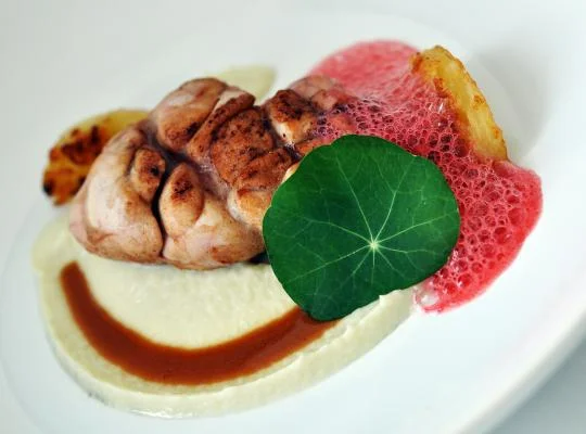 Grasica / fenkuł /wanilia / demi-glace /piana truskawkowa
