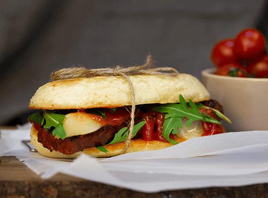 Panini z grillowaną kiełbaską chorizo