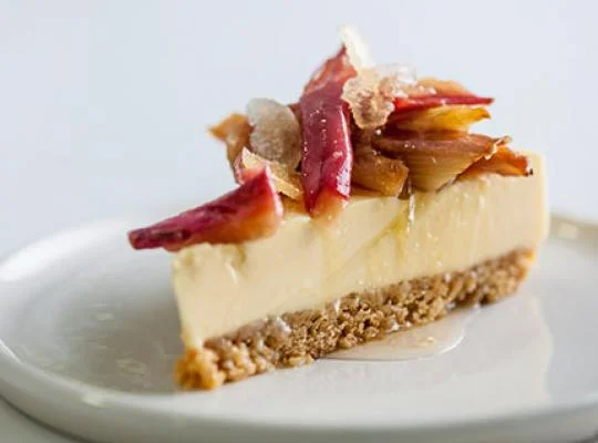 Crème Brûlée na spodzie kruchym z karmelizowanym rabarbarem