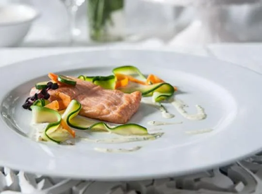 Smażony filet z łososia w sosie ze szczawiem i cukinia saute