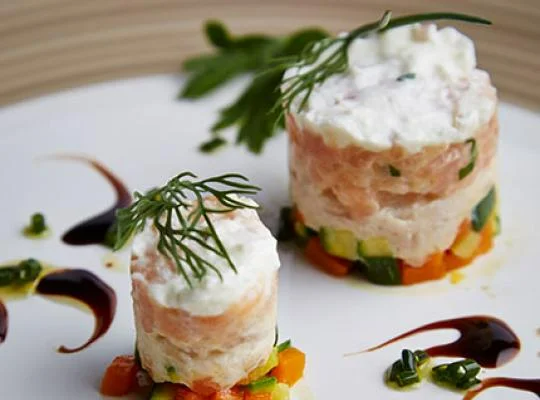 Tatar i rillette z różowego pstrąga pod kapeluszem ze śmietanki