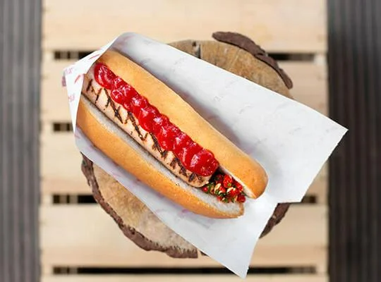 Hot dog z białą kiełbaską