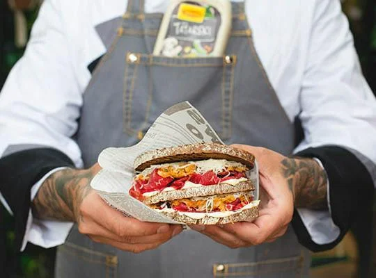 Kanapka żytnia z pastrami i kapustą kiszoną