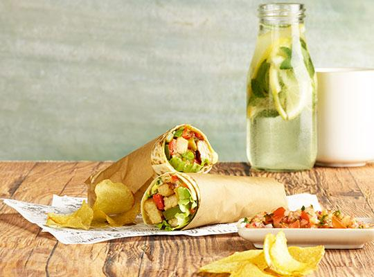 Tortilla Wrap z grillowanymi filetami wegetariańskimi, świeżymi warzywami i salsą z pomidora