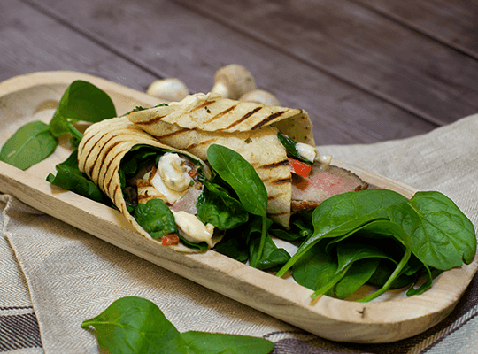 Tortilla z kaczką, szpinakiem, serem halloumi i sosem tatarskim