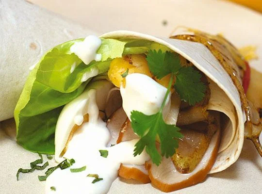 Tortilla z wędzonym kurczakiem i sosem czosnkowym z owocami