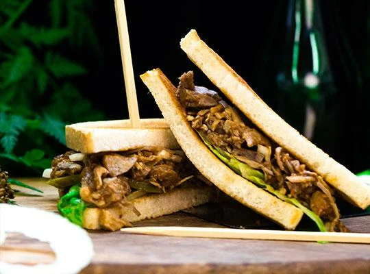  Tost z szarpaną wołowiną i sosem BBQ