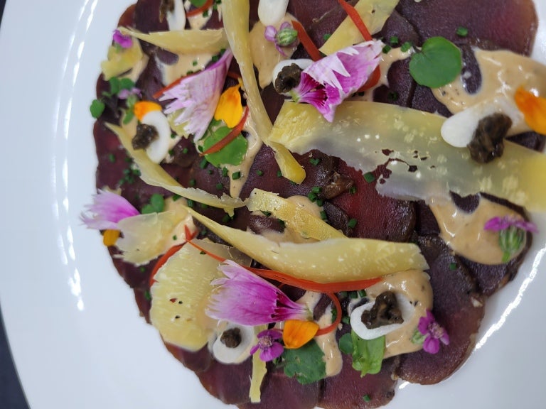 Carpaccio z sarny z fermentowanym pieprzem 