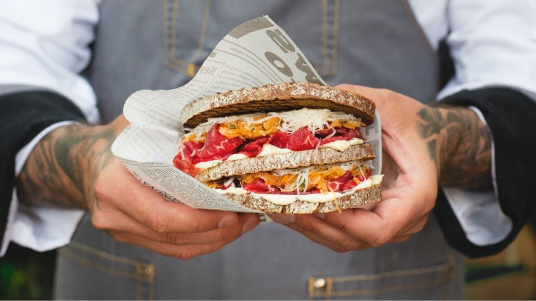 kanapka żytnia z pastrami