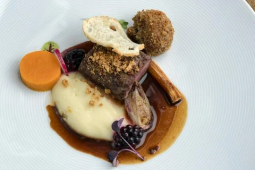 Comber z sarny w pierniku / puree z pasternaku / demi-glace z sarny / skorzonera / dynia