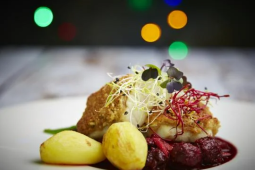 Sandacz panierowany w orzechach na duszonych wiśniach