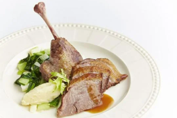 Gęś confit z sosem perigoudine podane na smażone sałacie rzymskiej i ziemniakami purée