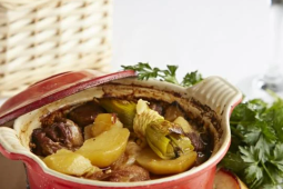 Backeof - trzy rodzaje mięs duszone w winie z ziemniakami i cebulą