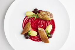 Filet z kaczki z sosem z buraczków