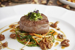 Filet z polędwicy wołowej w sosie z kurkami i orzechami oraz tagliatelle warzywnym saute