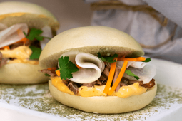 Bao z pikantną szarpaną wieprzowiną, marynowaną kalarepka i kolendrą