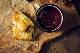 Barszcz czerwony z pasztecikami