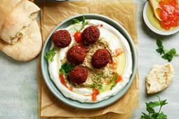 FALAFELE Z BURAKIEM NA TALERZU