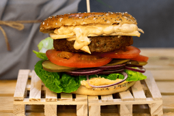 Burger DELUXE z serem cheddar i warzywami