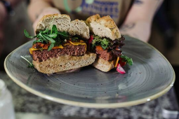 Burger z majonezem z fermentowanym czarnym czosnkiem i grillowanym pomidorem