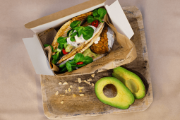 Burger z soczewicy i marchwi, guacamole oraz sosem czosnkowym