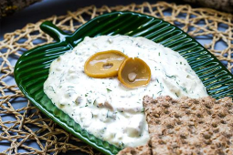 Dip czosnkowy z borowikiem i ogórkiem konserwowym