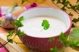 Dip majonezowy z dodatkiem białego wina