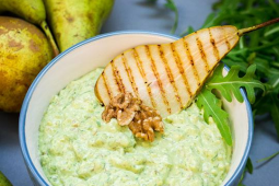 Dip orzechowy z grillowaną gruszką