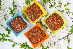 Dip z pieczoną papryką i ogórkami