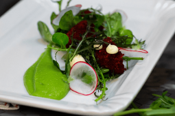 Falafele z burakiem z kozim serem i hummusem z zielonego groszku