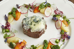 Filet z polędwicy wołowej w sosie z sera roquefort