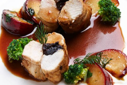 Comber z królika faszerowany suszonymi śliwkami