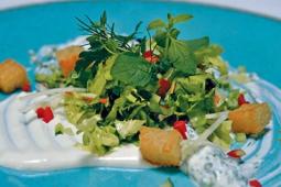 Mix sałat z sosem jogurtowo