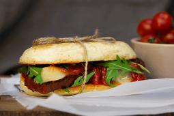 Panini z grillowaną kiełbaską chorizo