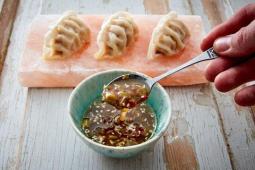 pierozki z kurczakiem sos