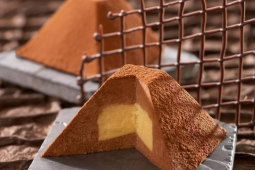 Czekoladowa piramida z nadzieniem z Crème Brûlée i karmelem