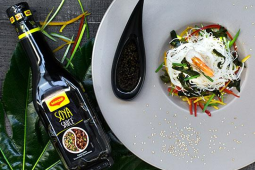 Sałatka makaronowa z wakame i sezamem