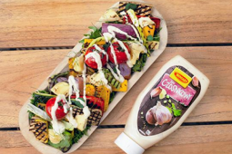 Sałatka warzywna z serem korycińskim i grzankami