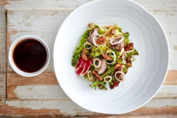 Sałata z pieczoną polędwiczką wieprzową i orzechami włoskimi