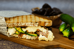 Sandwich z kaczką confit, grillowaną cukinią i suszona śliwką