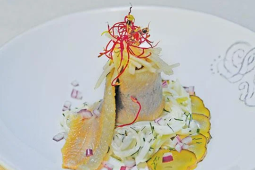 Filety śledziowe z sosem czosnkowym z cebulą i jabłkiem