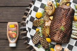 Stek wołowy z smażone młode ziemniaki i szparagi z grilla