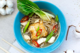 Tajska zupa rybna z noodles